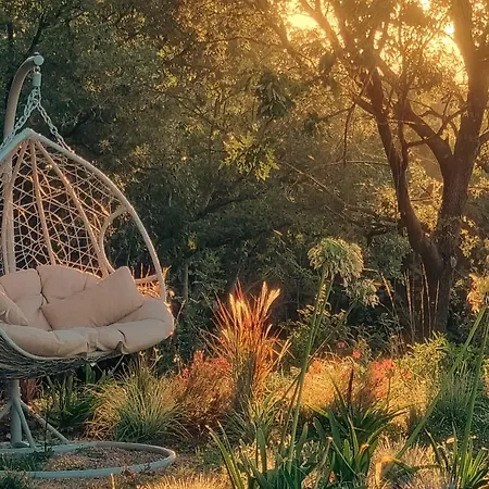 Immersa Nel Giardino Emozionale Della Gualda Vecchia, All'aperto Esclusiva A Pagamento Konukevi