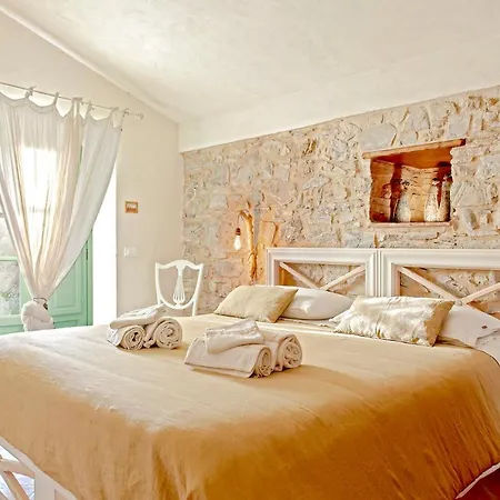 Immersa Nel Giardino Emozionale Della Gualda Vecchia, All'aperto Esclusiva A Pagamento Konukevi