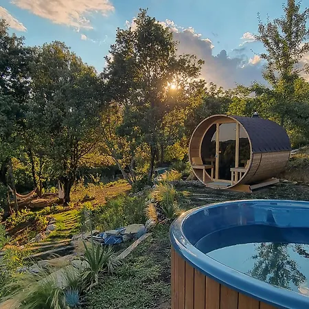 Immersa Nel Giardino Emozionale Della Gualda Vecchia, All'aperto Esclusiva A Pagamento Konukevi