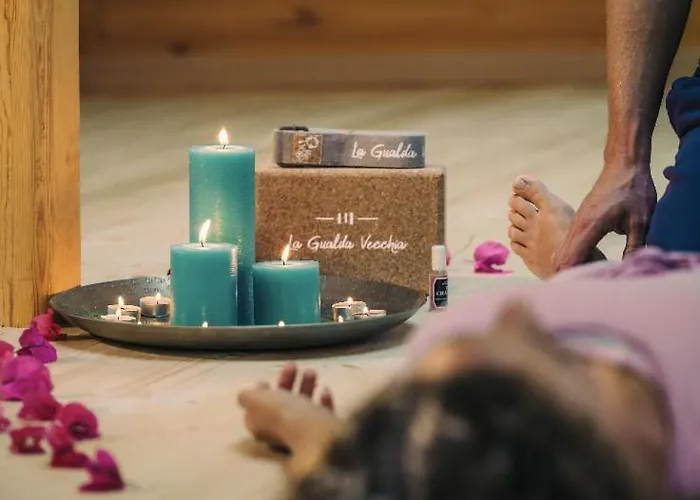 Immersa Nel Giardino Emozionale Della Gualda Vecchia, All'aperto Esclusiva A Pagamento Penzion Brancorsi